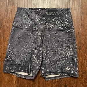 ALO Yoga Women's paisley bandana print biker shorts